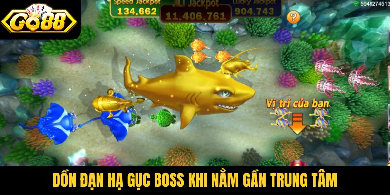 Dồn đạn hạ gục boss khi nằm gần trung tâm